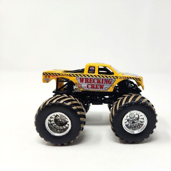 2014 Hot Wheels Monster Jam WRECKING CREW Monster Truck 1:64 Mud Treads (re16) - Picture 3 of 7